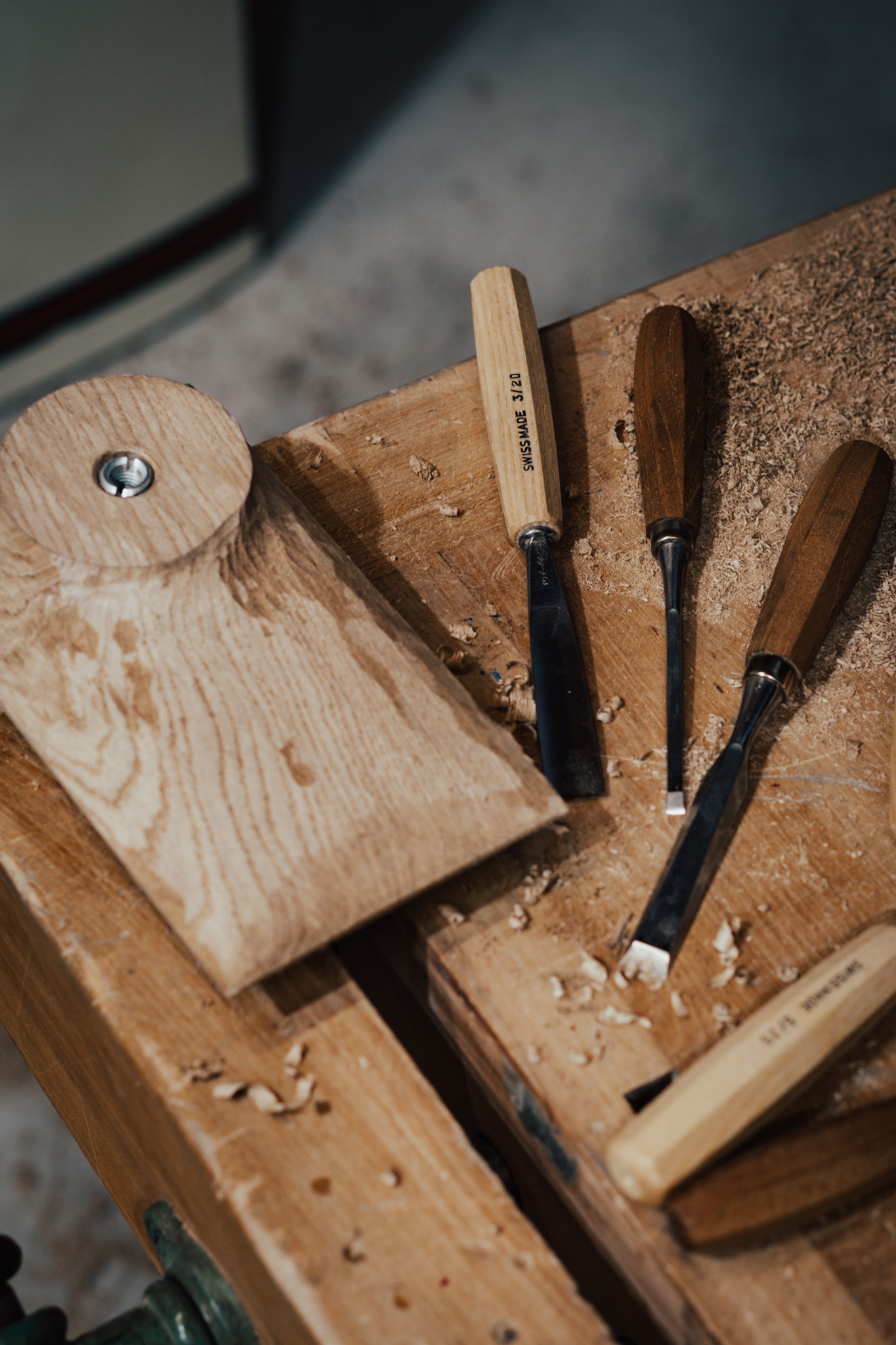Schweizer Schnitzeisen auf einer Werkbank mit Holzspänen