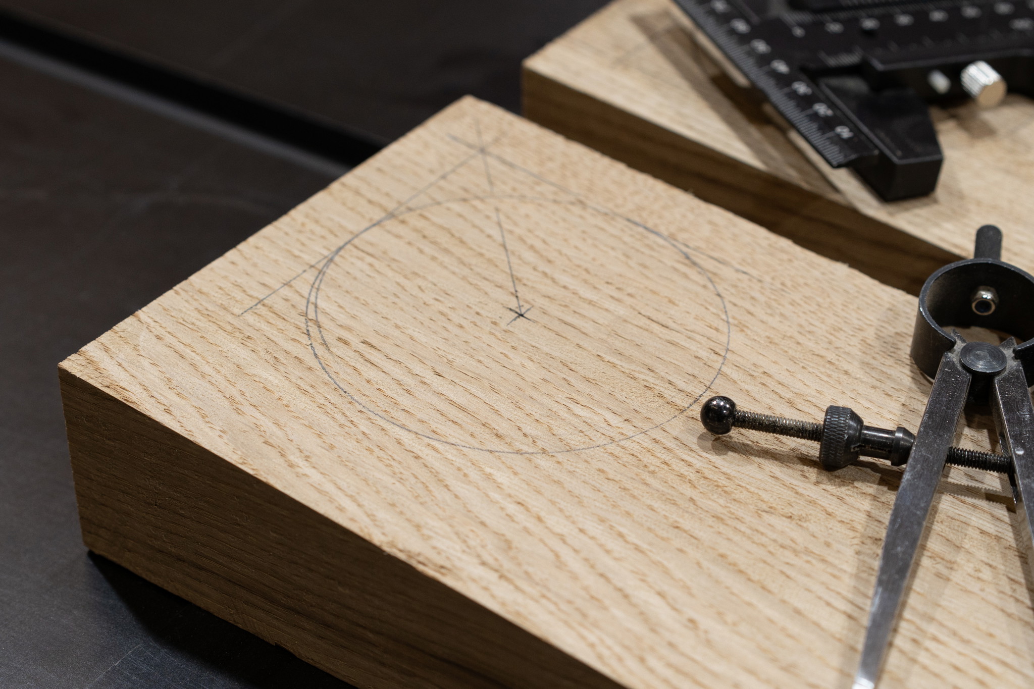 Anriss mit Zirkel auf einem Eichenblock zur Vorbereitung der Fertigung