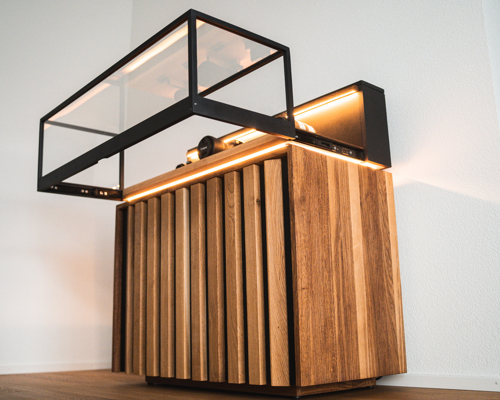 Sideboard mit Vitrine
