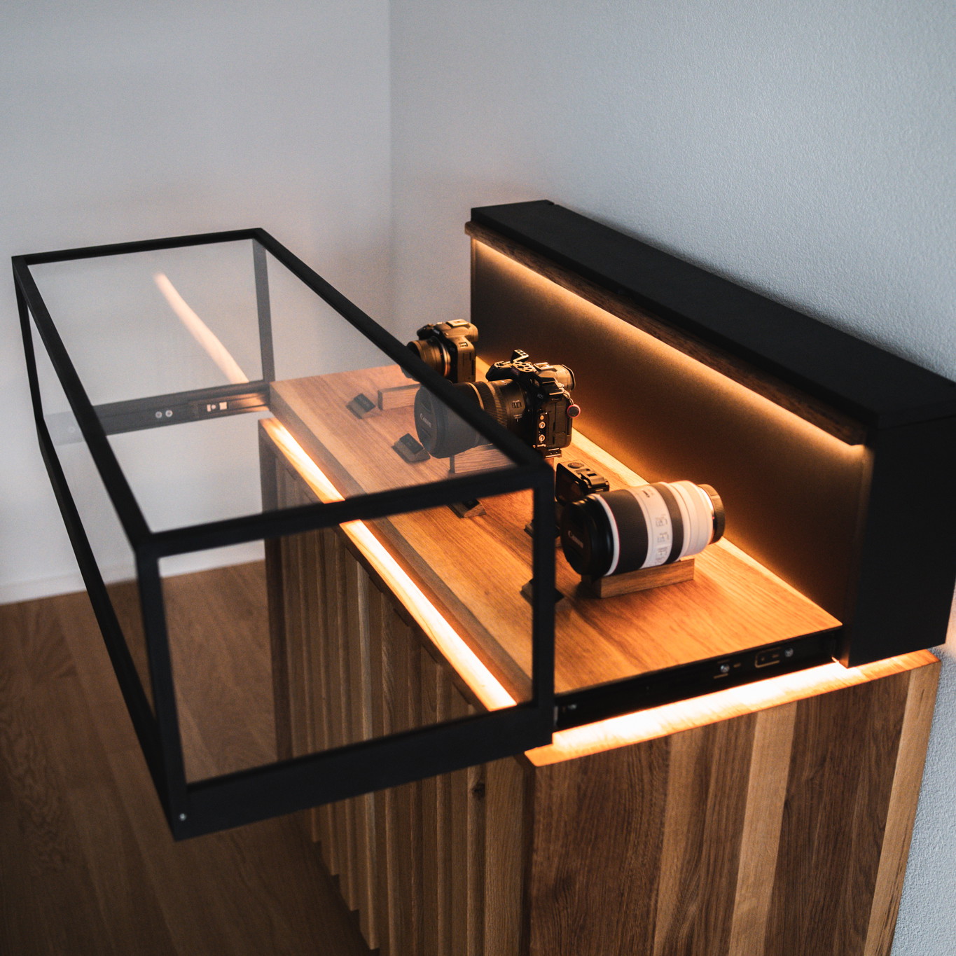Beleuchtete Vitrine aus Nussbaumholz mit Glasfront für Kameraausrüstung