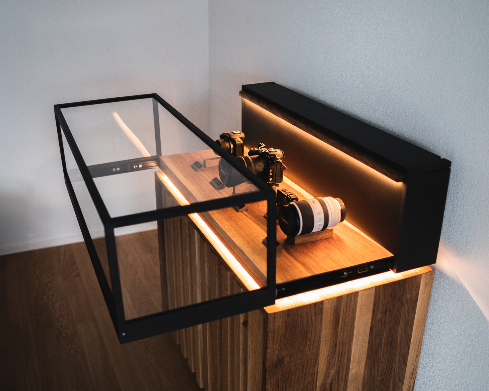 Beleuchtete Vitrine aus Nussbaumholz mit Glasfront für Kameraausrüstung