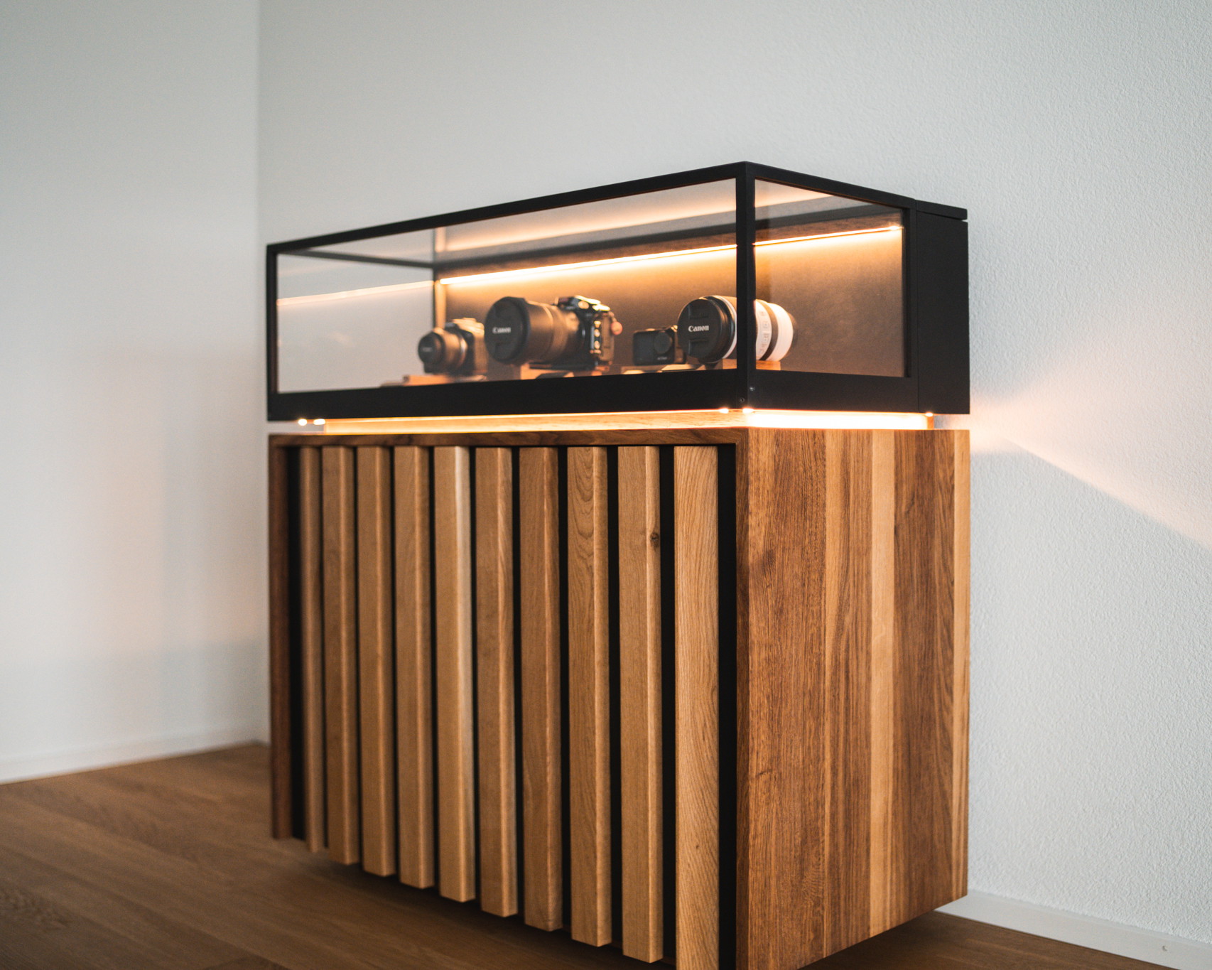 Sideboard mit Vitrine