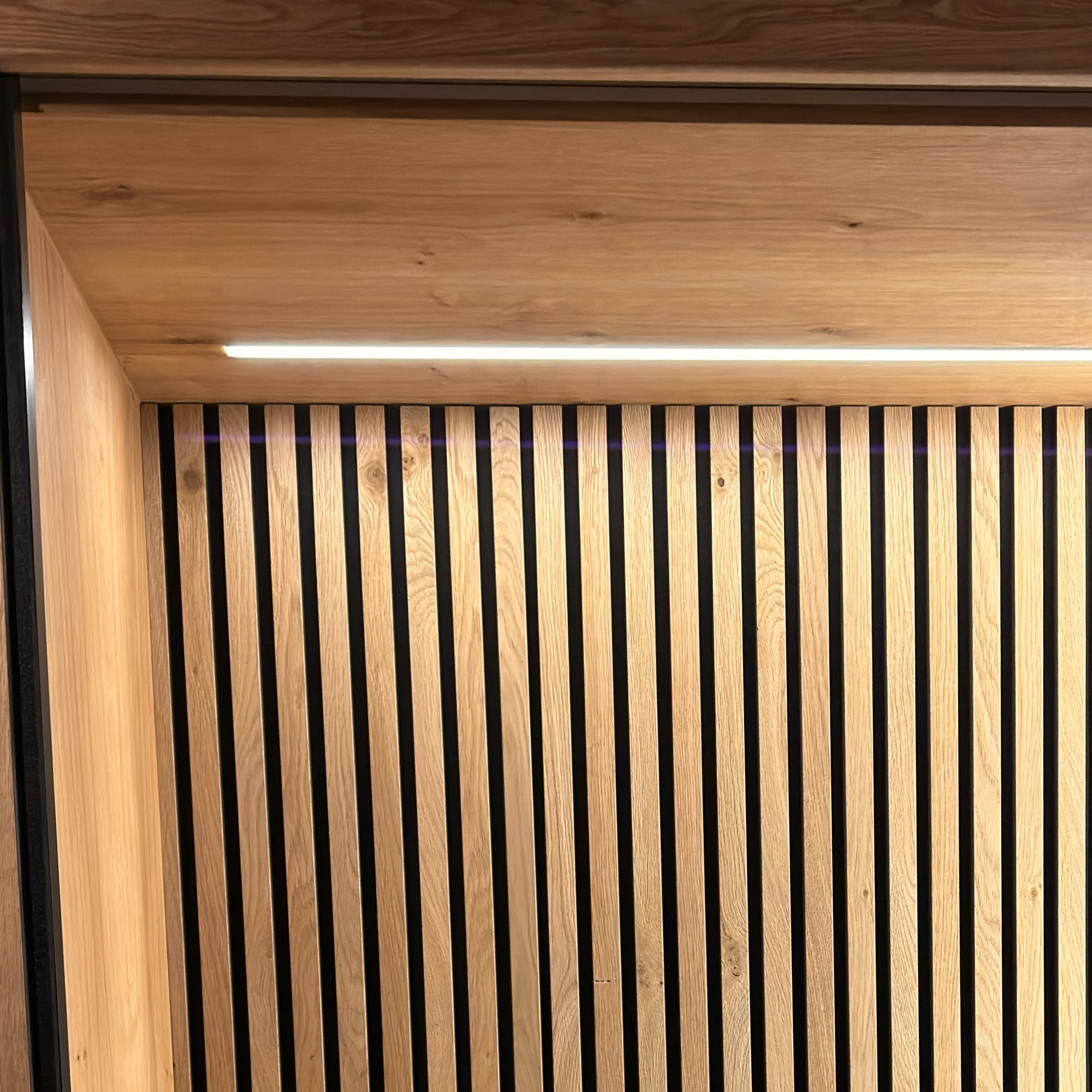 Eichenholz-Lamellenwand mit integrierter LED-Beleuchtung