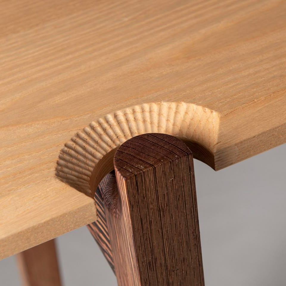 Wood Pairing: zwei Tischbeine aus unterschiedlichen Holzarten kunstvoll miteinander verbunden